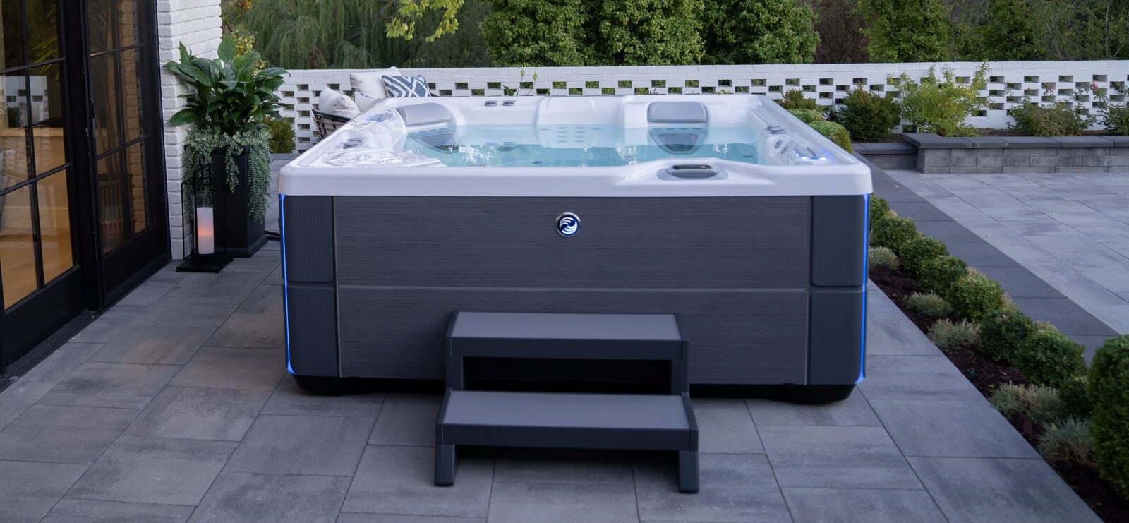 hot-spring-highlife-aria-ulkoporeallas-alpinewhite-charcoal-spa-with-steps-cspot-kotipihalla