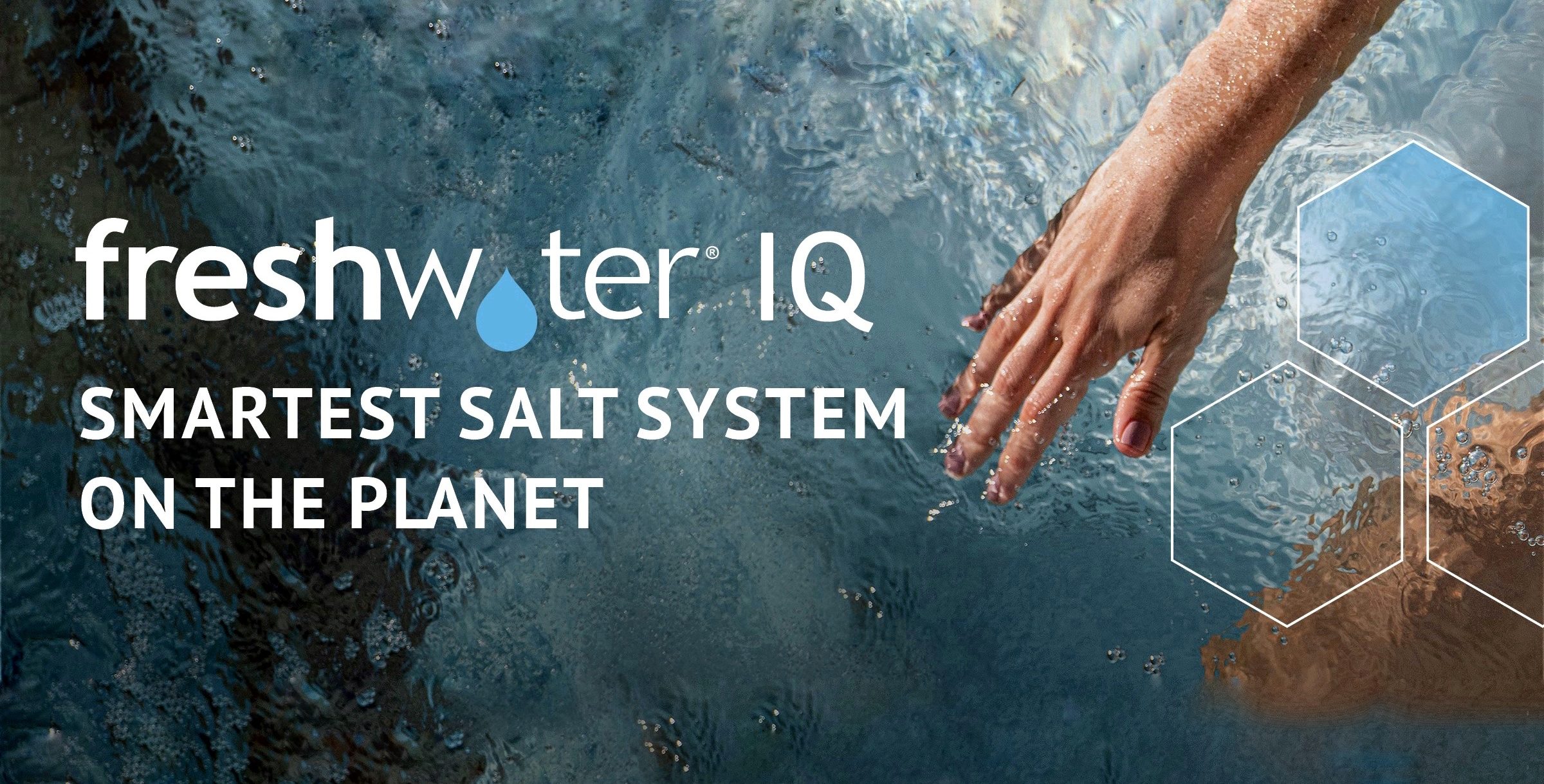 freshwater-iq-suolajärjestelmä-smartest-salt-system-on-the-planet-käsi-koskettaa-allasvettä